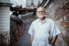 Ukazuje, že ľudia s miernou nadváhou lepšie zvládajú bežné choroby, ako tí s podváhou, vraví lekár Tomáš Vařeka.