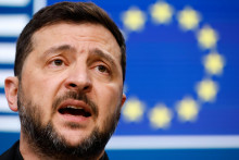 Ukrajinský prezident Volodymyr Zelenskyj reaguje na tlačovej konferencii počas summitu EÚ v Bruseli. FOTO: TASR/AP
