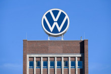 Logo nemeckej automobilky Volkswagen na budove spoločnosti vo Wolfsburgu. FOTO: TASR/DPA