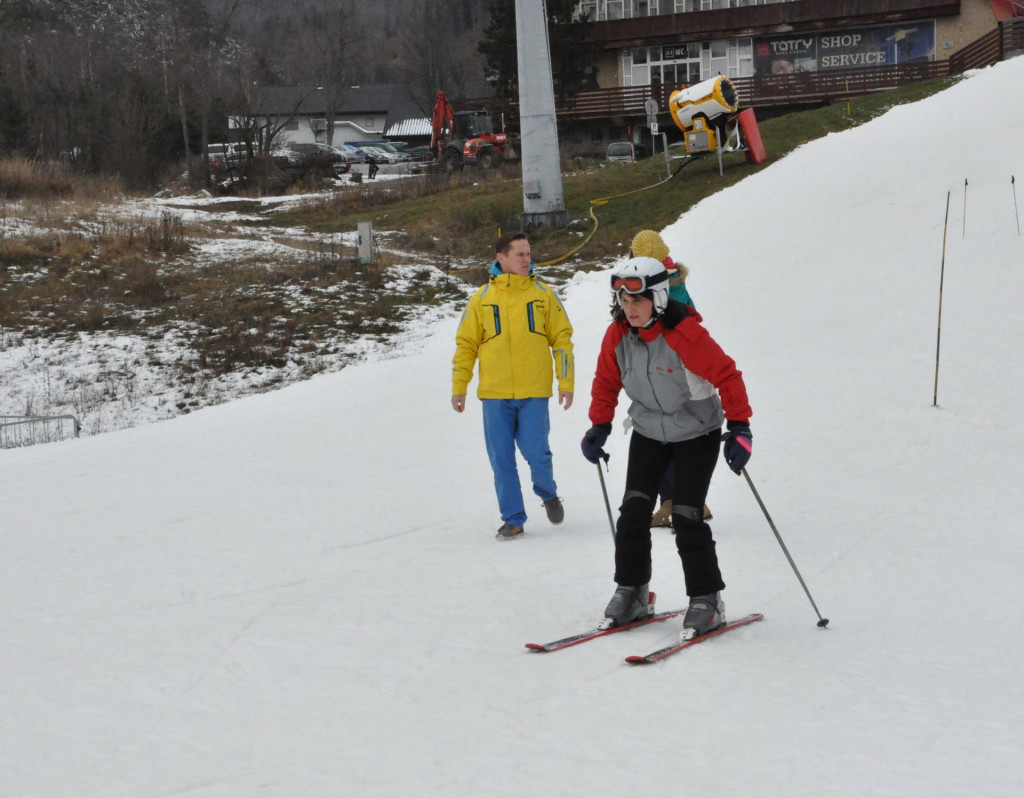 Lyžiari na svahoch v Tatranskej Lomnici. FOTO: Marek Nemec