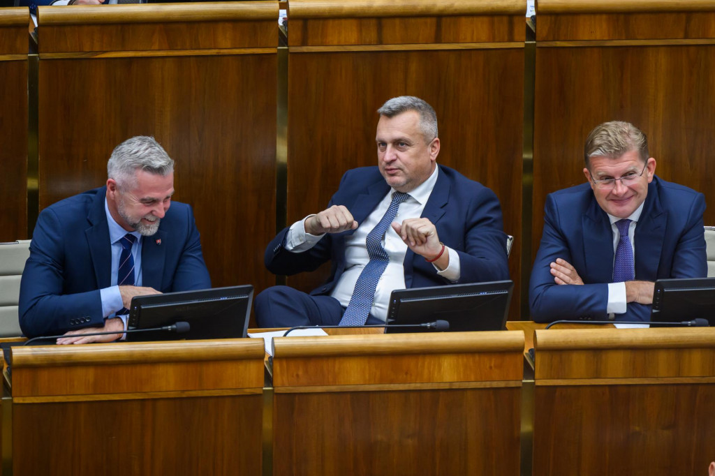 Podpredsedovia parlamentu Tibor Gašpar (Smer-SD), Andrej Danko (SNS) a Peter Žiga (Hlas-SD). FOTO: TASR/Jaroslav Novák
