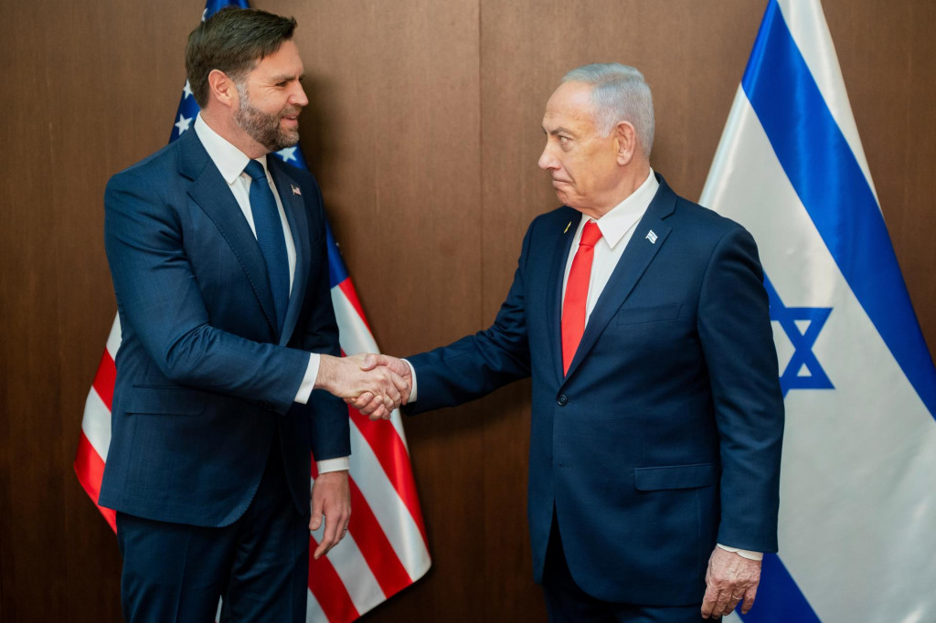 Americký viceprezident J.D. Vance (vľavo) si podáva ruku s izraelským premiérom Benjaminom Netanjahuom počas ich stretnutia v Jeruzaleme. FOTO: TASR/AP
