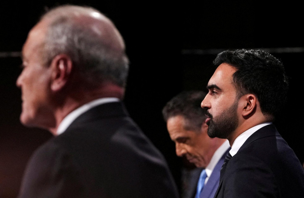 Demokratický kandidát, poslanec Zohran Mamdani, sa zúčastňuje druhej debaty o poste starostu mesta New York s nezávislým kandidátom, bývalým guvernérom New Yorku Andrewom Cuomom, a republikánskym kandidátom Curtisom Sliwom. FOTO: Reuters