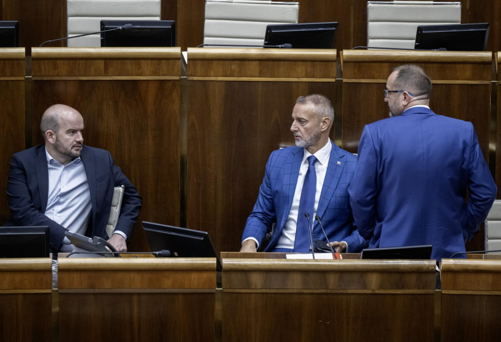Podpredseda parlamentu Martin Dubéci (PS), predseda parlamentu Richard Raši (Hlas-SD) a poslanec Róbert Puci (Hlas-SD). FOTO: TASR/Martin Baumann
