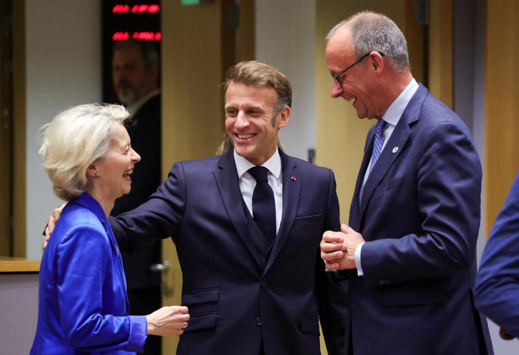 Predsedníčka Európskej komisie Ursula von der Leyenová, francúzsky prezident Emmanuel Macron a nemecký kancelár Friedrich Merz sa stretávajú na summite lídrov Európskej únie v Bruseli. FOTO: Reuters