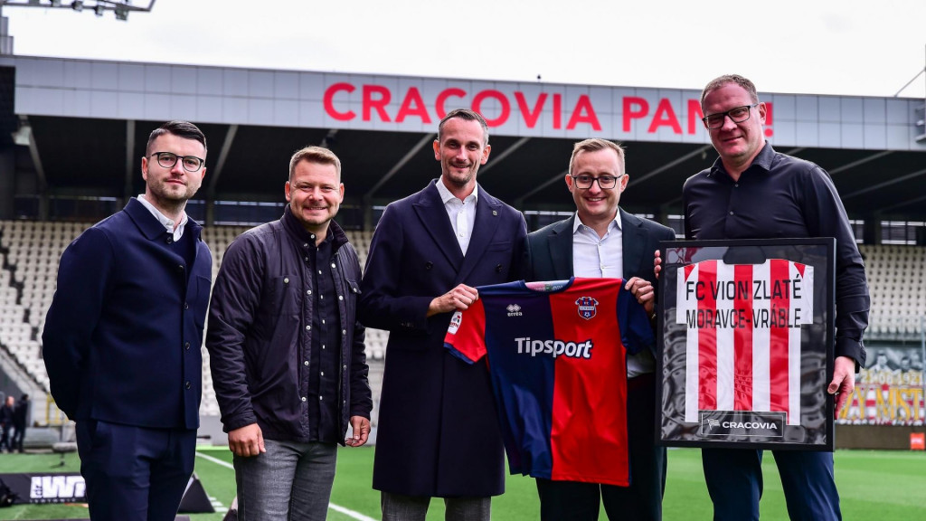 Zástupcovia oboch klubov po podpise spolupráce. Úplne vpravo je generálny manažér vionistov Marek Ondrejka. FOTO: fcvion.sk (Kacper Mróz - @kacperzmeczu)