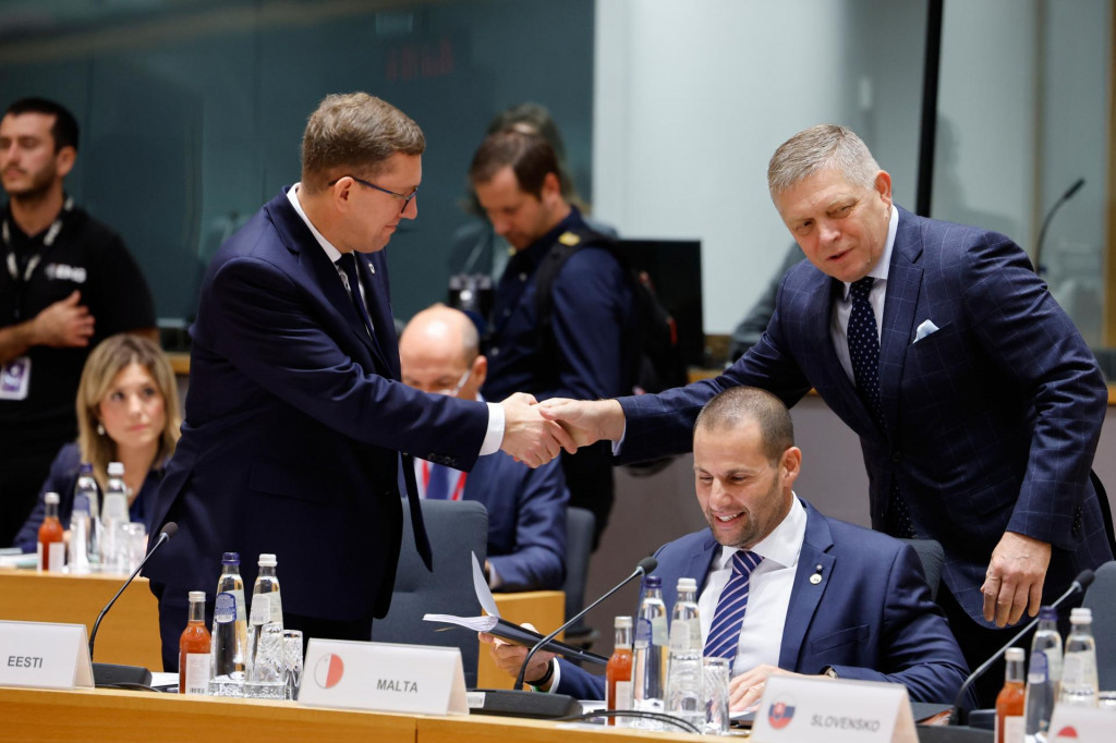 Slovenský premiér Robert Fico (vpravo) si podáva ruku s estónskym premiérom Kristenom Michalom (vľavo) počas rokovania za okrúhlym stolom na summite EÚ v sídle Európskej rady v Bruseli. FOTO: TASR/AP