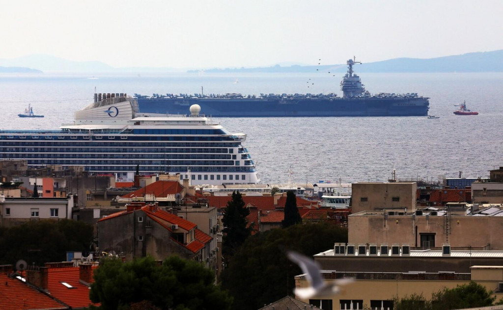 Lietadlová loď USS Gerald R. Ford zakotvila v chorvátskom prístavnom meste Split.