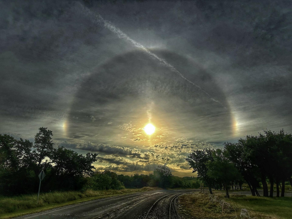 Toto nie je odlesk objektívu z fotoaparátu. Parhéliá vznikajú lámaním slnečného svetla ľadovými kryštálmi unášanými vzduchom, uvádza Live Science.

Výsledkom je jedna alebo viac škvŕn jasného svetla nachádzajúcich sa okolo Slnka.