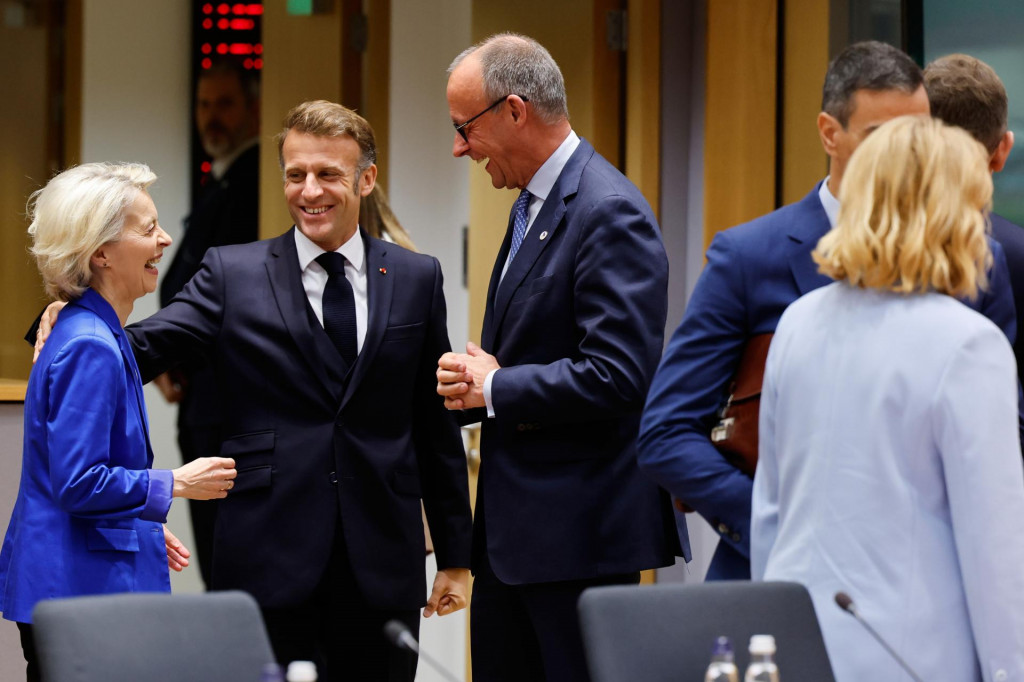 Nemecký kancelár Friedrich Merz (uprostred) sa rozpráva s francúzskym prezidentom Emmanuelom Macronom (druhý zľava) a predsedníčkou Európskej komisie Ursulou von der Leyenovou (vľavo) počas rokovania za okrúhlym stolom na summite EÚ v sídle Európskej rady v Bruseli. FOTO: TASR/AP