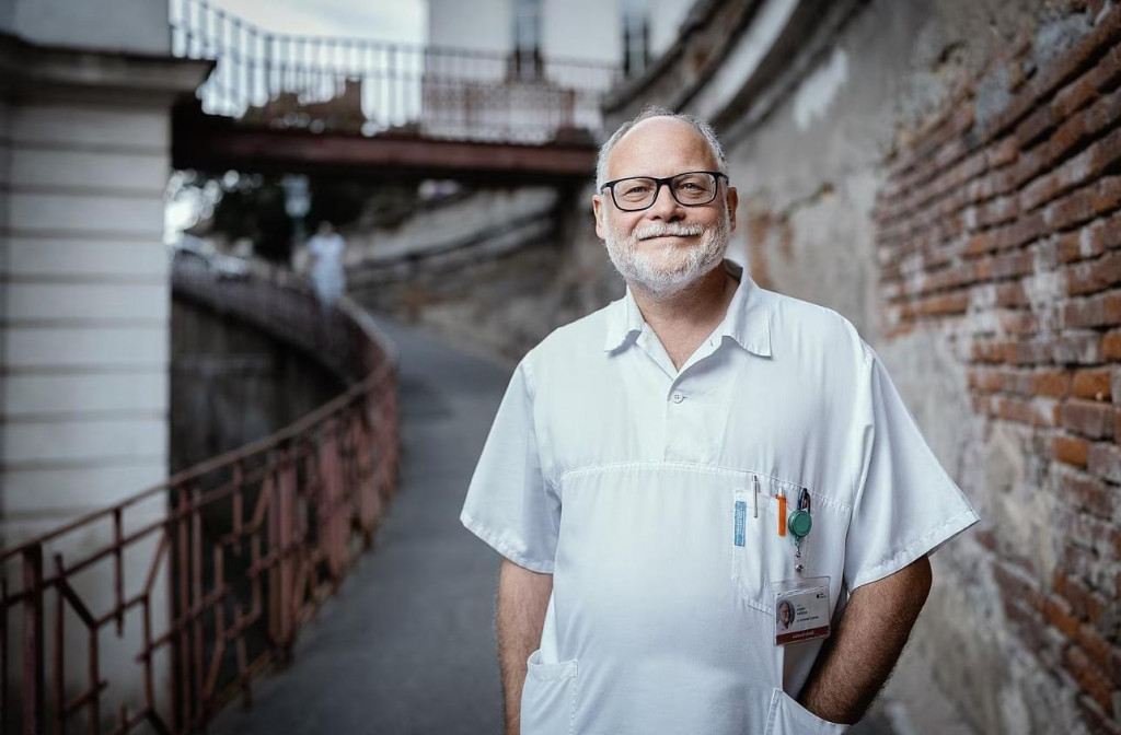 Ukazuje, že ľudia s miernou nadváhou lepšie zvládajú bežné choroby, ako tí s podváhou, vraví lekár Tomáš Vařeka.