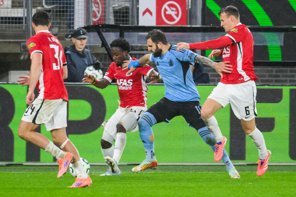 Zľava Mees de Wit, Ibrahim Sadiq (obaja Alkmaar), Tigran Barseghjan (Slovan) a Peer Koopmeiners (Alkmaar) bojujú o loptu počas zápasu 2. kola ligovej fázy Konferenčnej ligy vo futbale AZ Alkmaar - ŠK Slovan Bratislava v holandskom meste Alkmaar. FOTO: TASR/Jaroslav Novák