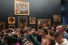 Na snímke ľudia počas návštevy parížskeho múzea Louvre, tri dni po krádeži šperkov v stredu 22. októbra 2025. FOTO TASR/AP