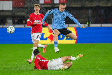 Na snímke zľava kapitán Sven Mijnans (Alkmaar), Nino Marcelli (Slovan) a dole Wouter Goes (Alkmaar) bojujú o loptu počas zápasu 2. kola ligovej fázy Konferenčnej ligy vo futbale AZ Alkmaar - ŠK Slovan Bratislava v holandskom meste Alkmaar vo štvrtok 23. októbra 2025. FOTO: TASR