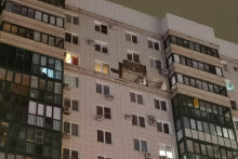 Bytový dom poškodený počas útoku ukrajinského dronu v Krasnogorsku pri Moskve. FOTO: Reuters/Guvernér Moskovskej oblasti Andrej Vorobjov