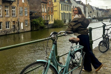 Ala študuje v Bruseli.