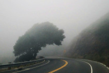 Rizikovým sa stáva aj šoférovanie počas hmlistých rán, dažďa či tesne po západe slnka.