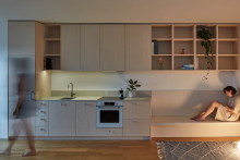 V pražskom Bohdalci vyrástla novostavba s ateliérom, ktorý architektky Petra Ciencialová a Katarína Průchová zo štúdia Plus One Architects prestavali na perfektné bývanie. FOTO: Radek Úlehla