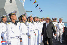 Slávnostné spustenie severokórejského torpédoborca ​​po tom, čo loď prešla opravami. Ceremoniálu sa zúčastnil aj vodca Kim Čong-un. FOTO: Reuters