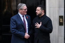 Britský premiér Keir Starmer si podáva ruku s ukrajinským prezidentom Volodymyrom Zelenským. FOTO: Reuters