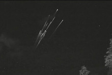 Trosky satelitov Starlink zanikajúcich v atmosfére.