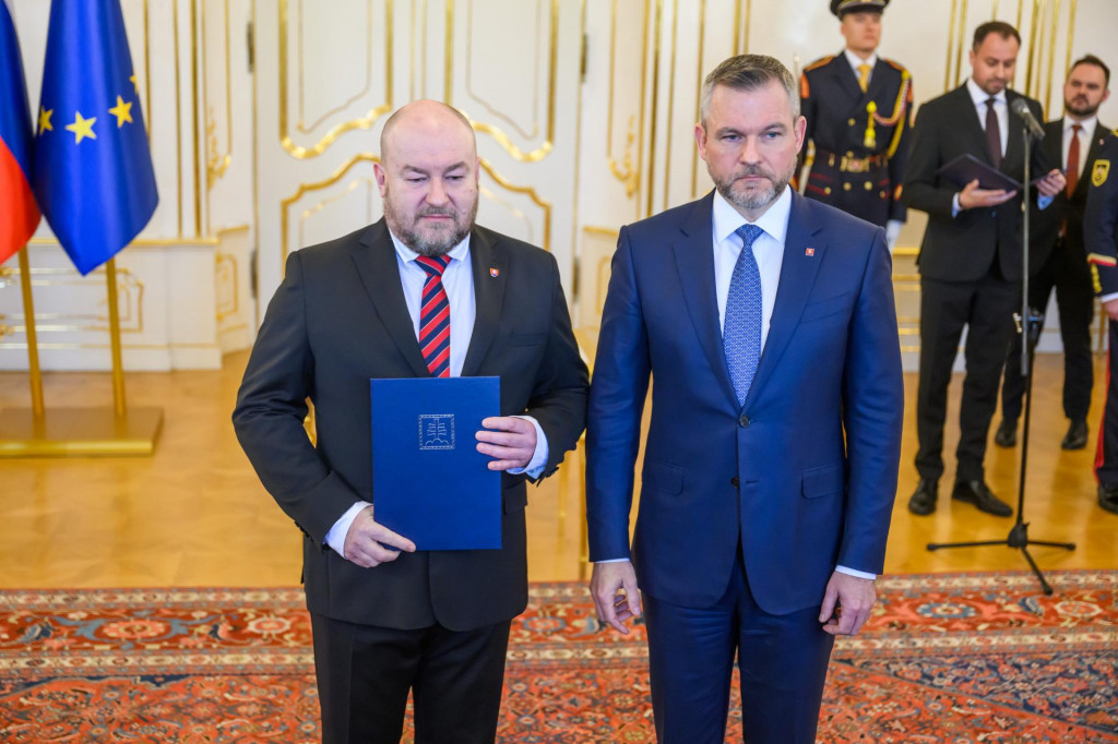 Rudolf Huliak a prezident Peter Pellegrini počas vymenovania do funkcie nového ministra cestovného ruchu a športu v marci tohto roka. FOTO: TASR/J. Novák