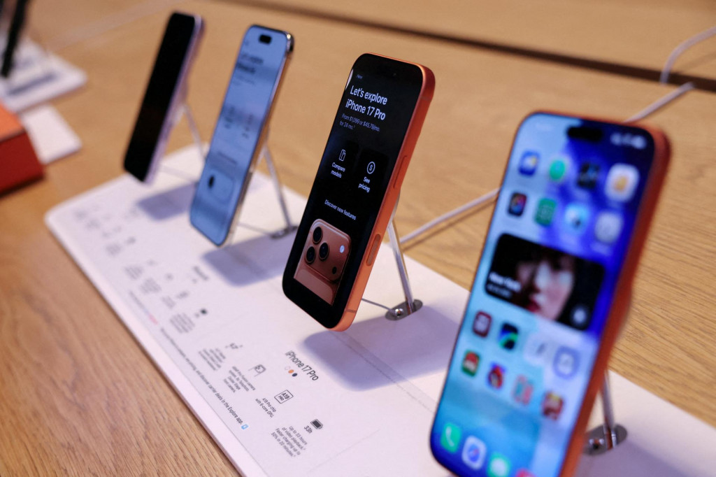 Najväčšou hybnou silou nedávneho rastu akcií Apple bol výnimočný trhový úspech novej série iPhone 17, ktorú Apple predstavil verejnosti 19. septembra 2025. FOTO: REUTERS