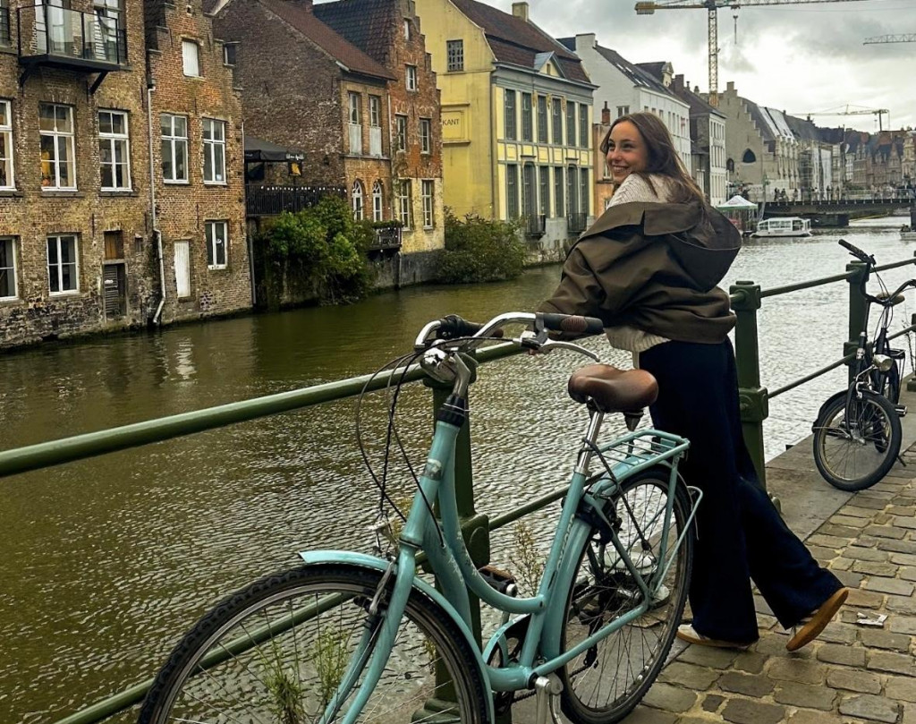 Ala študuje v Bruseli.