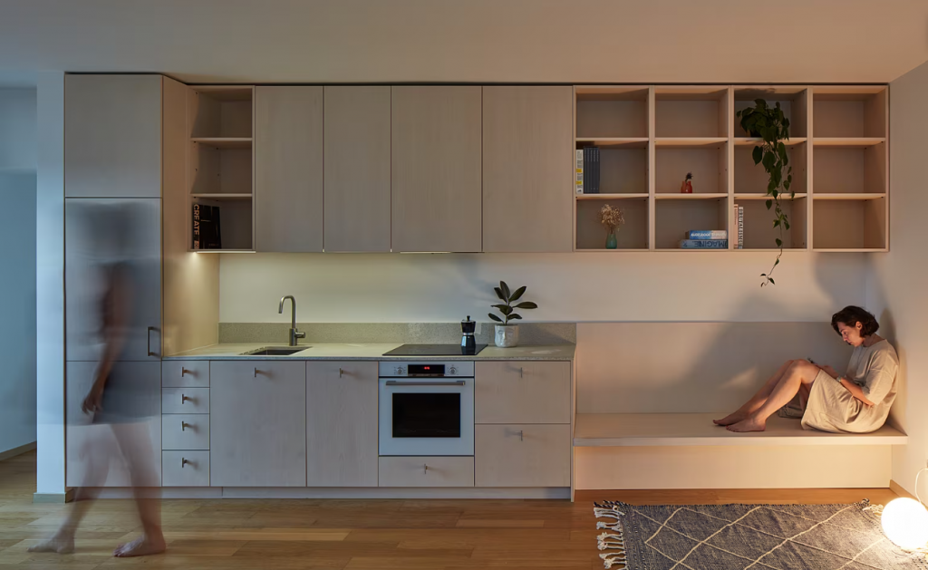 V pražskom Bohdalci vyrástla novostavba s ateliérom, ktorý architektky Petra Ciencialová a Katarína Průchová zo štúdia Plus One Architects prestavali na perfektné bývanie. FOTO: Radek Úlehla