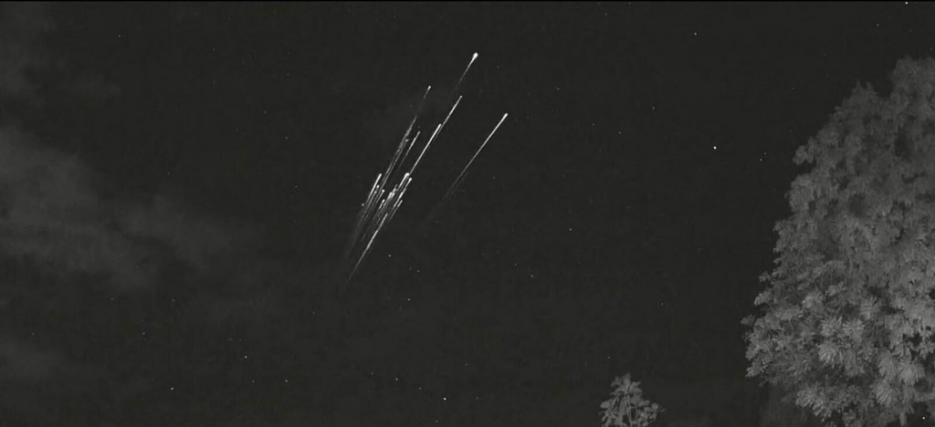 Trosky satelitov Starlink zanikajúcich v atmosfére.