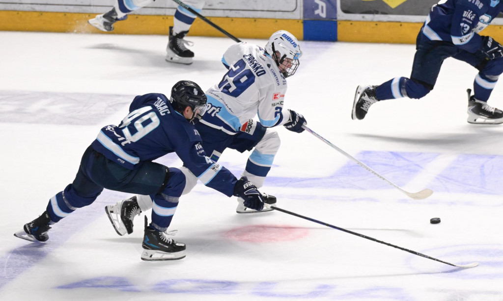 Na snímke zľava Samuel Takáč (Bratislava) a Tomáš Chrenko (Nitra) v zápase 14. kola hokejovej Tipsport ligy medzi HK Nitra - HC Slovan Bratislava 24. októbra 2025 v Nitre. FOTO TASR