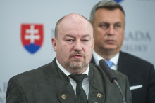 Minister športu Rudolf Huliak má síce novelu o hazarde v parlamente expresne schválenú, ale líder SNS Andrej Danko vyzýva na jej vetovanie. FOTO: TASR/J. Kotian