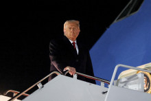 Americký prezident Donald Trump pri nastupovaní do lietadla, s ktorým smeruje na ázijské turné. FOTO: REUTERS