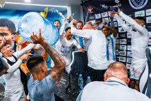 Adrián Guľa dostáva víťaznú sprchu od svojich zverencov. FOTO: Facebook/Riga Football Club