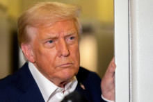 Prezident USA Donald Trump odpoved&aacute; na ot&aacute;zky novin&aacute;rov na palube Air Force One počas cesty do &Aacute;zie. FOTO: TASR/AP