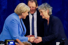 Novozvolená prezidentka Catherine Connollyová prijíma gratulácie od prezidentskej kandidátky strany Fine Gael Heather Humphreysovej. FOTO: REUTERS