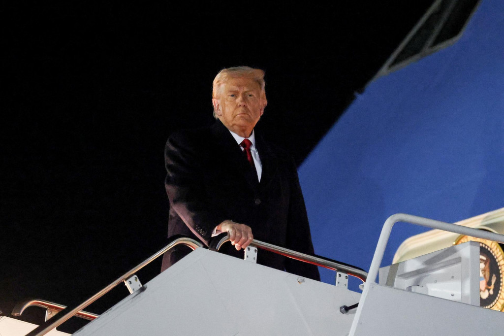 Americký prezident Donald Trump pri nastupovaní do lietadla, s ktorým smeruje na ázijské turné. FOTO: REUTERS