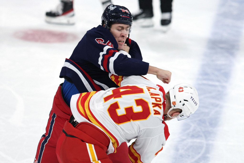 Zápas medzi Calgary Flames a Winnipegom poznačila aj šarvátka. FOTO: James Carey Lauder