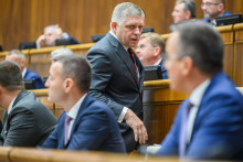 Na snímke uprostred predseda vlády Robert Fico a v popredí ministri za Hlas Tomáš Drucker a Erik Tomáš. FOTO: TASR