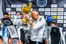 Ako už býva zvykom pri zisku titulu, aj Guľu jeho rozradostení zverenci „prepadli“ počas pozápasovej tlačovej konferencie. FOTO: Facebook (Riga Football Club)