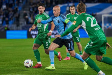 Ani domáci kapitán Vladimír Weiss ml. sa v nedeľu večer nedokázal presadiť proti nabudeným Prešovčanom. FOTO: skslovan.com (Matus Zetak)