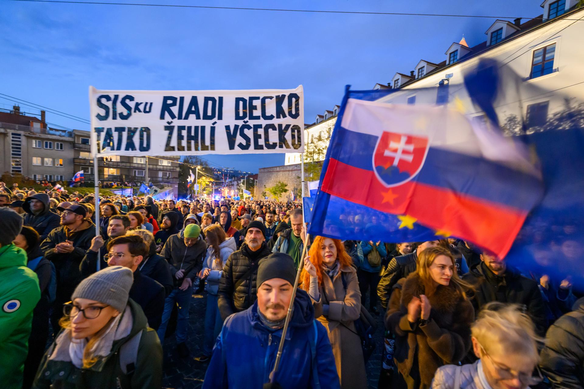 Gašparova SIS: Z prevratu je „sloganový názov“, nehodu objasňujú už osem týždňov