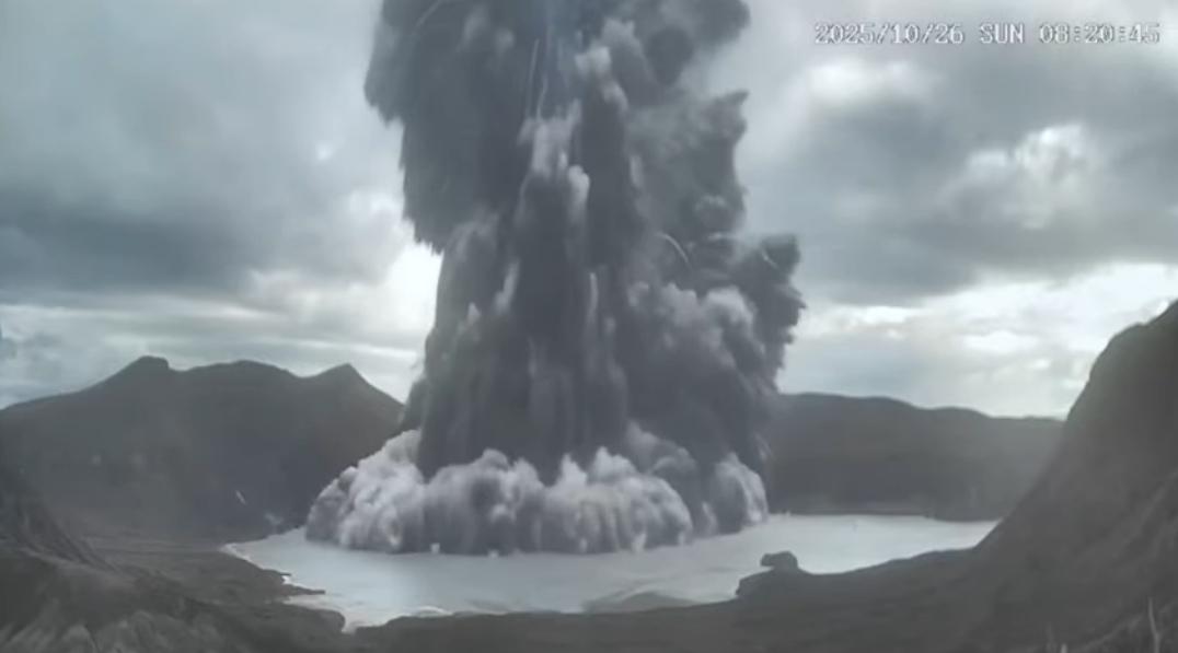 VIDEO: Erupcia z prvej ruky. Výbuch „jazernej“ sopky natočili priamo v kráteri