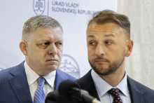 Premiér a predseda Smeru Robert Fico a minister vnútra a predseda Hlasu Matúš Šutaj Eštok. FOTO: TASR/Martin Baumann