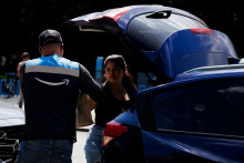 Nových pracovných miest v Amerike ubúda. Na snímke podáva nákup do auta zákazníkovi asistent vo Whole Foods Market vo Philadelphii. FOTO: REUTERS