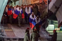 Ruskí vojaci po návrate zo zajatia počas výmeny vojnových zajatcov medzi Ruskom a Ukrajinou na letisku neďaleko Moskvy vo štvrtok 2. októbra 2025. FOTO: TASR/AP