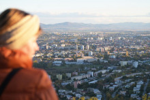 Na snímke pohľad na mesto Košice z drevenej visutej vyhliadkovej lávky v mestskom lesoparku na kopci Hradová pri Košickom hrade v Košiciach. FOTO: TASR/František Iván
