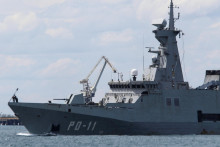 Hliadková loď venezuelského námorníctva sa plaví pri pobreží Karibiku. FOTO: Reuters