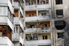 Bytovka v Kyjeve po ruskom dronovom útoku. FOTO: REUTERS