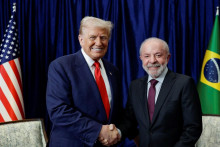 Americký prezident Donald Trump a Brazílsky prezident Luiz Inácio Lula da Silva na summite v Kuala Lumpur. FOTO: REUTERS